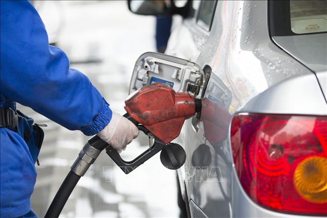Giá dầu châu Á tiếp tục chạm mức cao kỷ lục mới